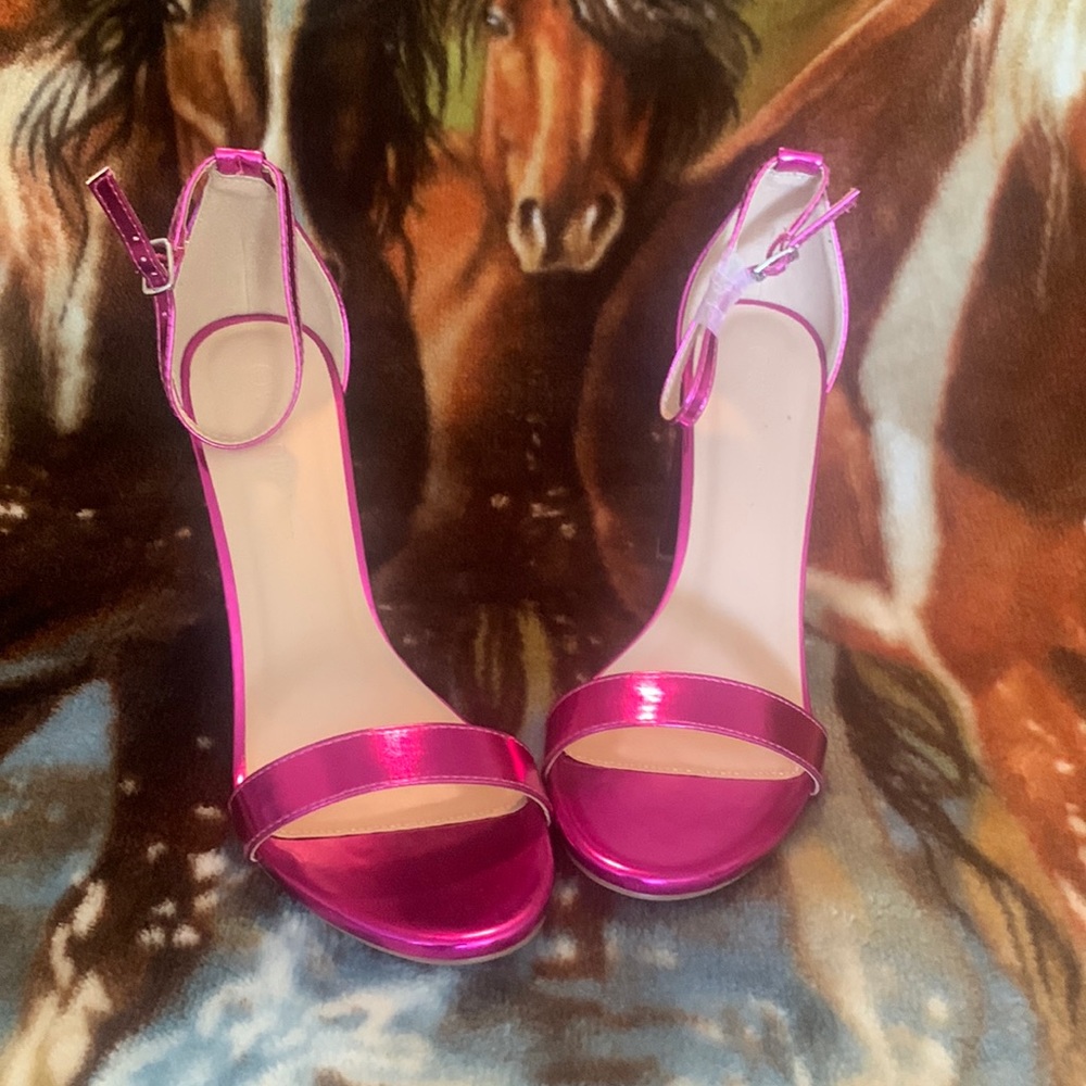 Beautiful fuchsia color fashion nova sandal